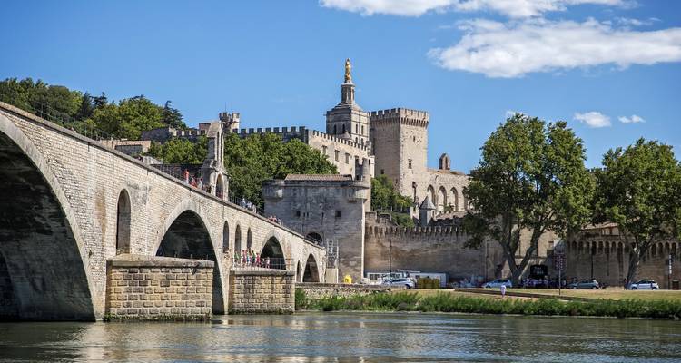 Vue du Pont Saint-Bénézet et du Palais des Papes à Avignon.