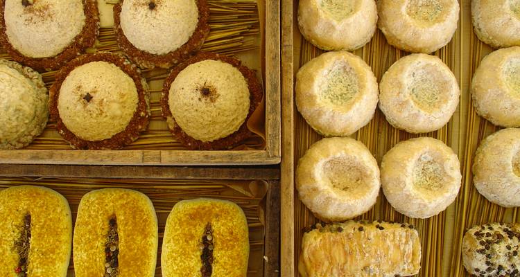 Gros plan de pâtisseries assorties en vitrine.
