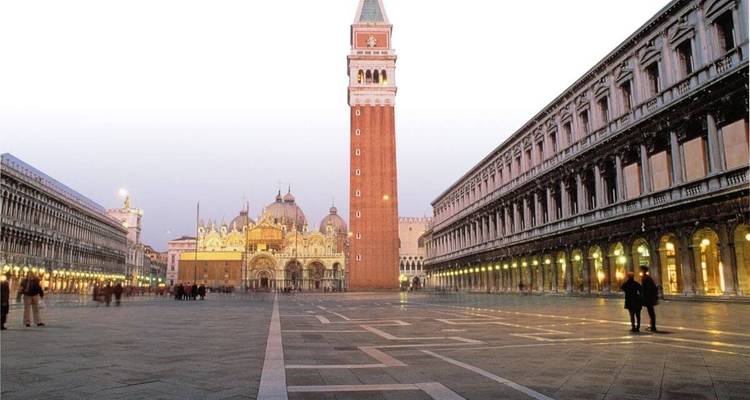 Markusplatz mit Campanile und Basilika in Venedig.