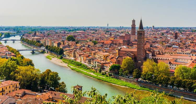 Paysage urbain de Vérone avec le fleuve Adige et les bâtiments historiques.