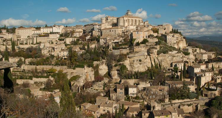 Village perché avec bâtiments en pierre et toile de fond montagneuse pittoresque.