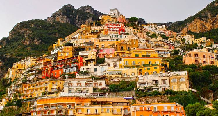 Bunte Gebäude an einem Berg in Positano, Italien.