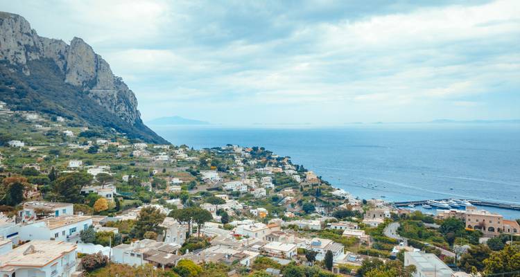 Blick über Capri, Italien mit dem Meer und dem umliegenden Land.