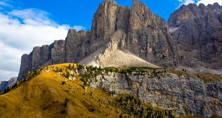 Paysage de montagne avec des falaises escarpées.