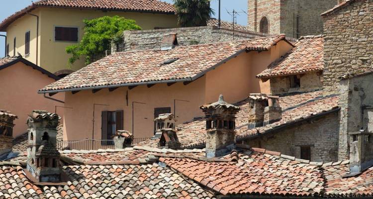 Vue détaillée de toits et de cheminées patinés par les intempéries.