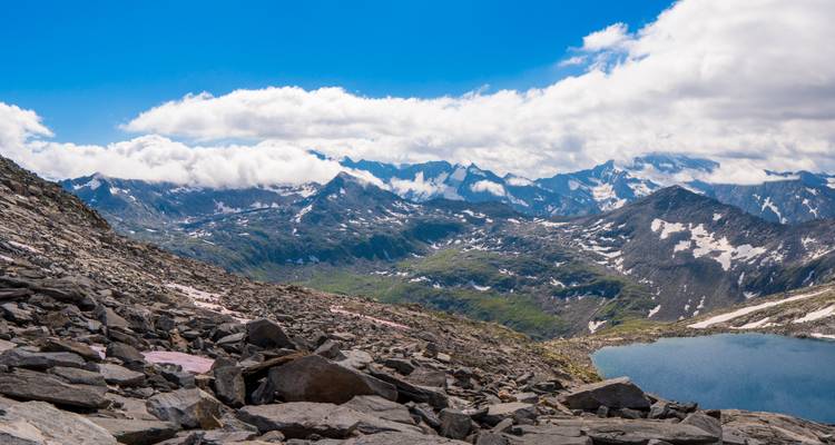 Berglandschap met ruige toppen en een meer.