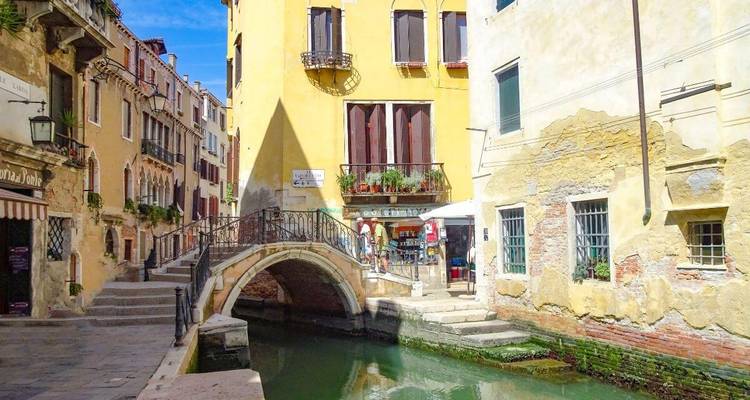 Charmanter Kanal mit einer kleinen Brücke und historischen Gebäuden.