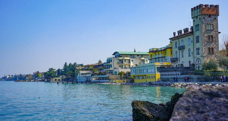 Kustplaats met historische architectuur en serene wateren.