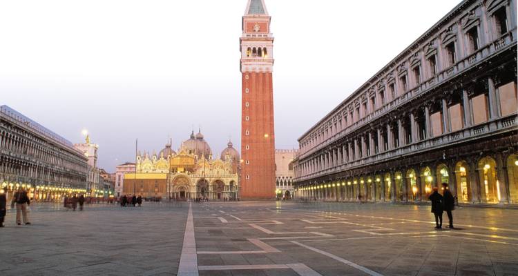 Der Markusplatz in Venedig mit Basilika und Glockenturm.