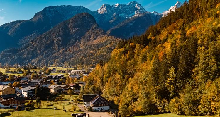 Schilderachtig dorp genesteld tussen bos en bergen tijdens de herfst.