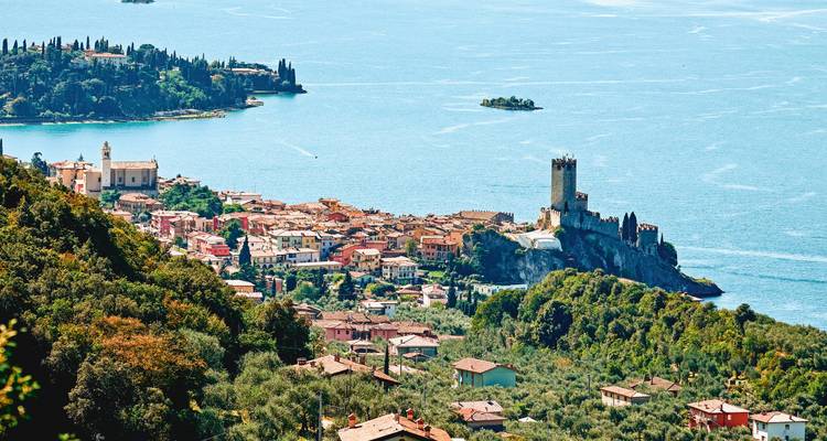 Vue panoramique d'une ville au bord d'un lac avec un château.