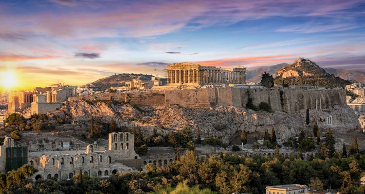 Panoramablick auf die Akropolis bei Sonnenuntergang mit der Stadtlandschaft von Athen.
