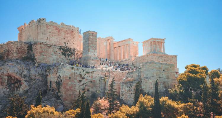 Nahaufnahme von antiken Bauwerken auf der Akropolis.