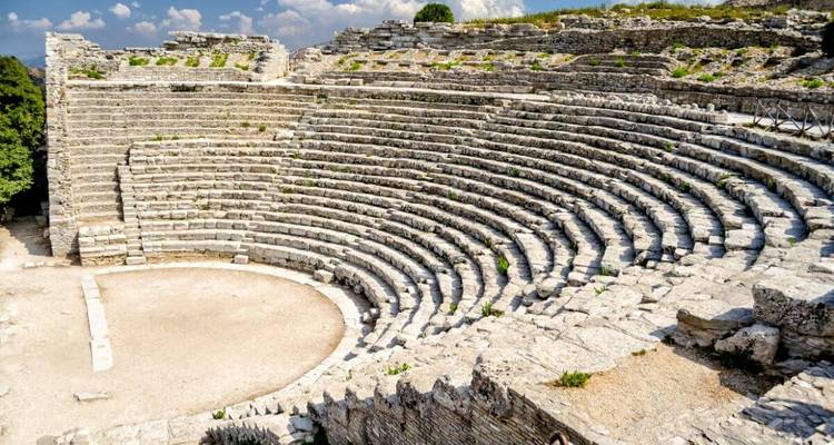 Antikes steinernes Amphitheater unter klarem Himmel.