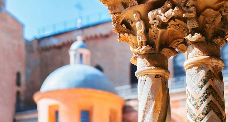 Verzierte architektonische Details eines historischen Gebäudes.