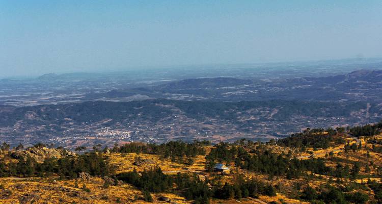 Vue de montagne avec un vaste paysage en contrebas.