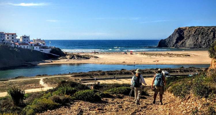 Des randonneurs s'approchant d'une plage avec des vues pittoresques.