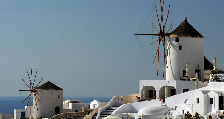 Moulins à vent grecs traditionnels dans une zone côtière.