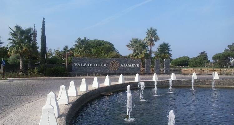 Panneau d'entrée de Vale do Lobo Algarve avec fontaines.