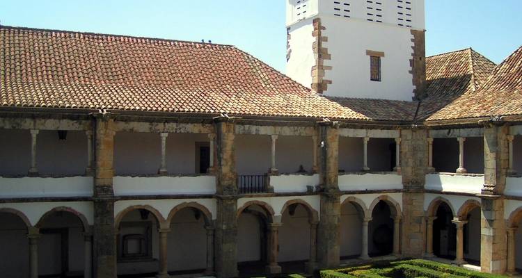 Cour avec colonnes et arches.