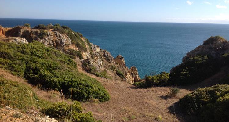 Falaise côtière avec vue sur l'océan.