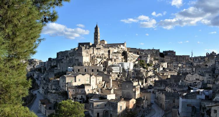 Zicht op een oude stad met historische gebouwen.