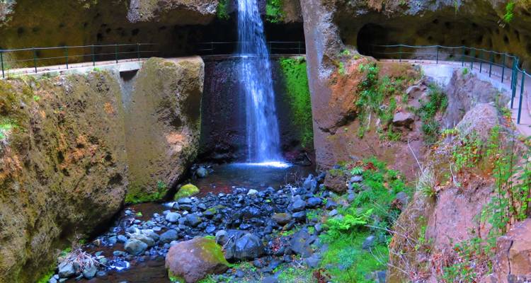 Wasserfall, der durch eine schmale Felsspalte stürzt.