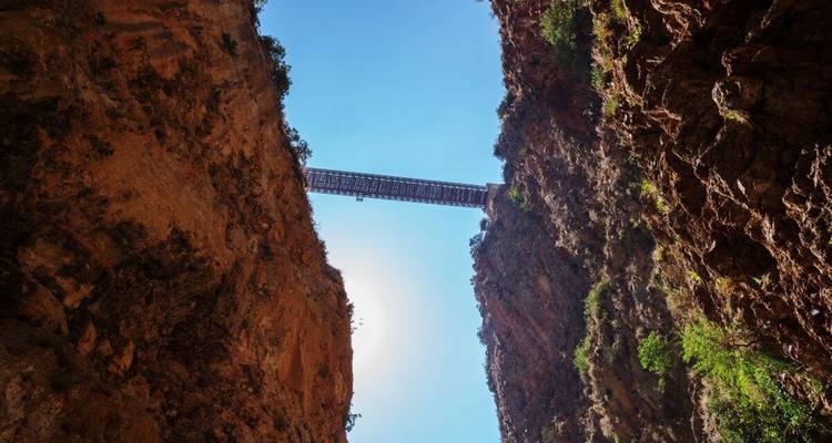 Pont enjambant un canyon escarpé.