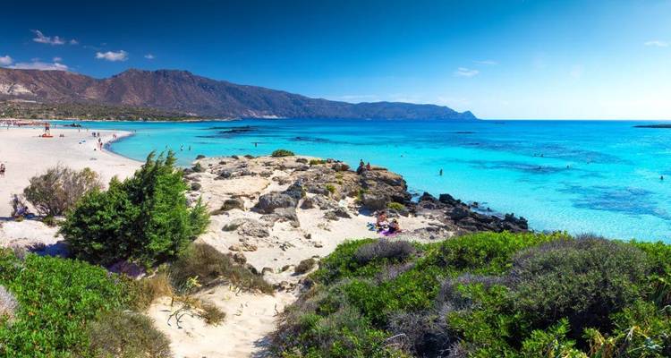 Plage magnifique avec des eaux turquoise et des montagnes.