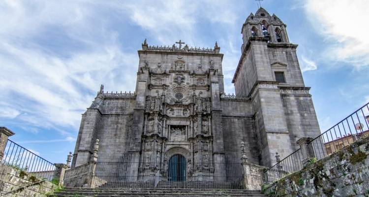 Église historique en pierre avec façade décorative.