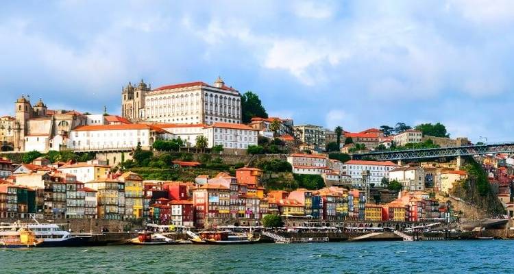 Vue vibrante du paysage urbain avec rivière.