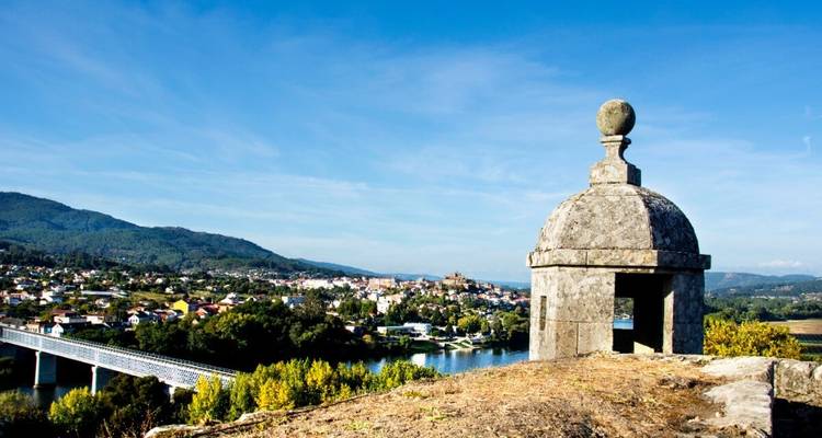 Ville pittoresque avec des collines and un pont.