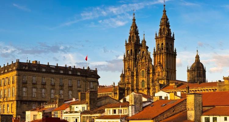 Horizonte de la ciudad de Santiago de Compostela al atardecer.