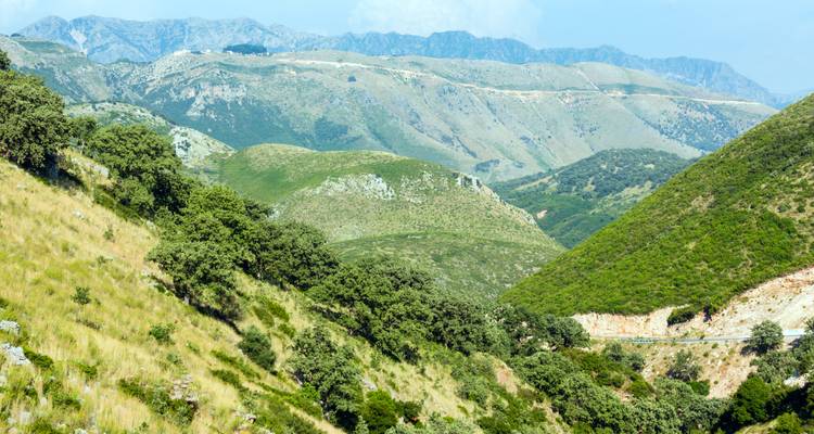 Hügelige Landschaft mit sanften grünen Hügeln und klarem Himmel.