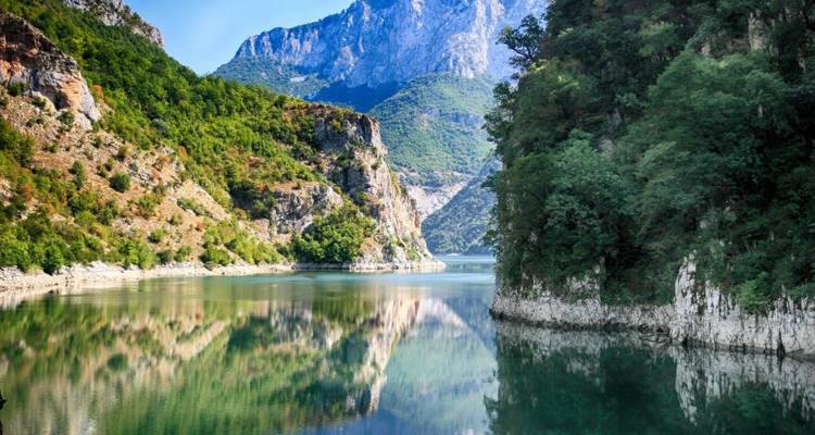 Malerische Aussicht auf eine Flussschlucht mit steilen Klippen.
