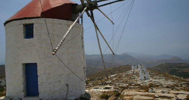 Eine Reihe mehrerer traditioneller weißer Windmühlen auf einem Hügel.
