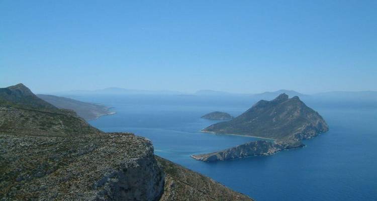 Une vue pittoresque d'un paysage côtier avec des îles et une mer bleue.