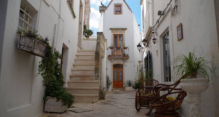 Encantador callejón estrecho con escaleras y edificios encalados.