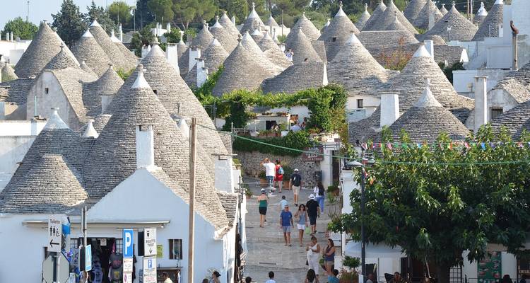 Las casas trulli de techo cónico de Alberobello llenas de turistas.