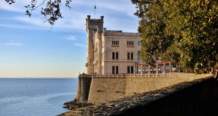 Ein großes schlossartiges Gebäude am Meer.