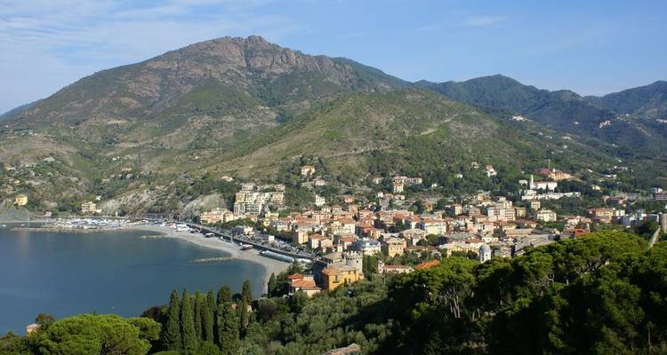 Ville côtière avec les montagnes en arrière-plan.
