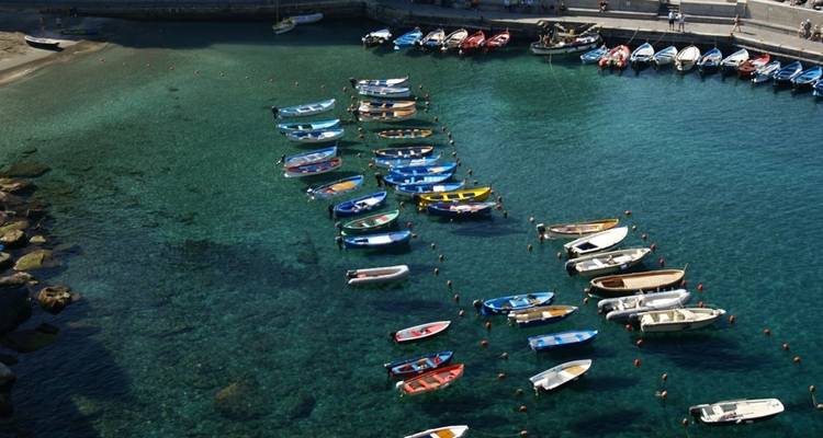 Des bateaux flottant sur une mer claire près d'un quai.