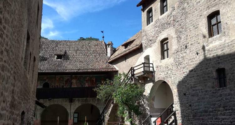 Anciens bâtiments en pierre d'un site historique.