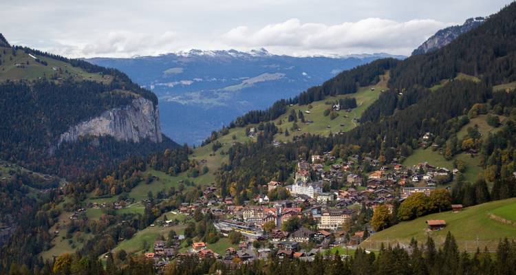 Vue panoramique d'un petit village dans une vallée de montagne.