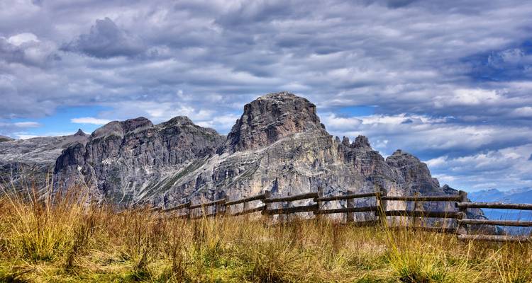 Paysage de montagne rocheuse sous un ciel nuageux.