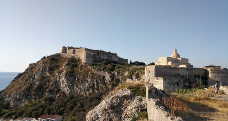Ruines d'un fort ancien sur une colline rocheuse près de la côte.