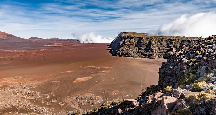 Plateau volcanique avec des rochers épars sous un ciel nuageux.