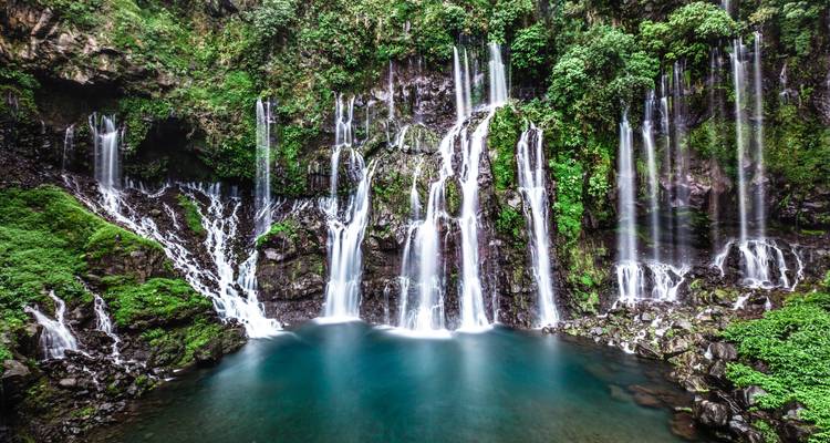 Magnifique cascade se divisant en plusieurs ruisseaux dans une jungle luxuriante.