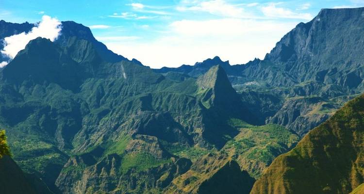 Chaîne de montagnes spectaculaire avec des vallées profondes et un ciel dégagé.