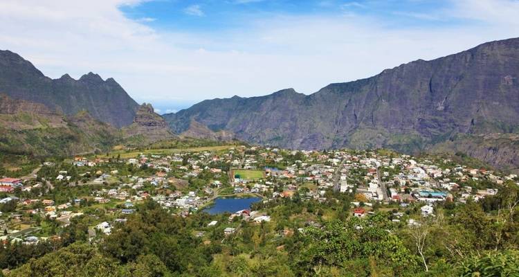 Petite ville nichée dans une vallée montagneuse.